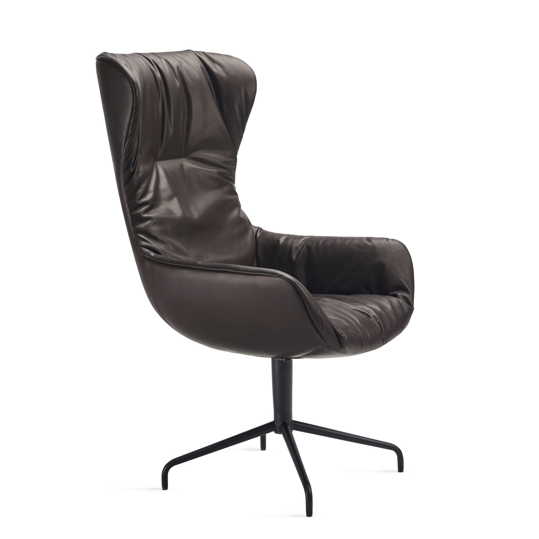 Brauner Leya Wingback Stuhl mit Lederbezug und schwarzem Drehfuß vor weißem Hintergrund.