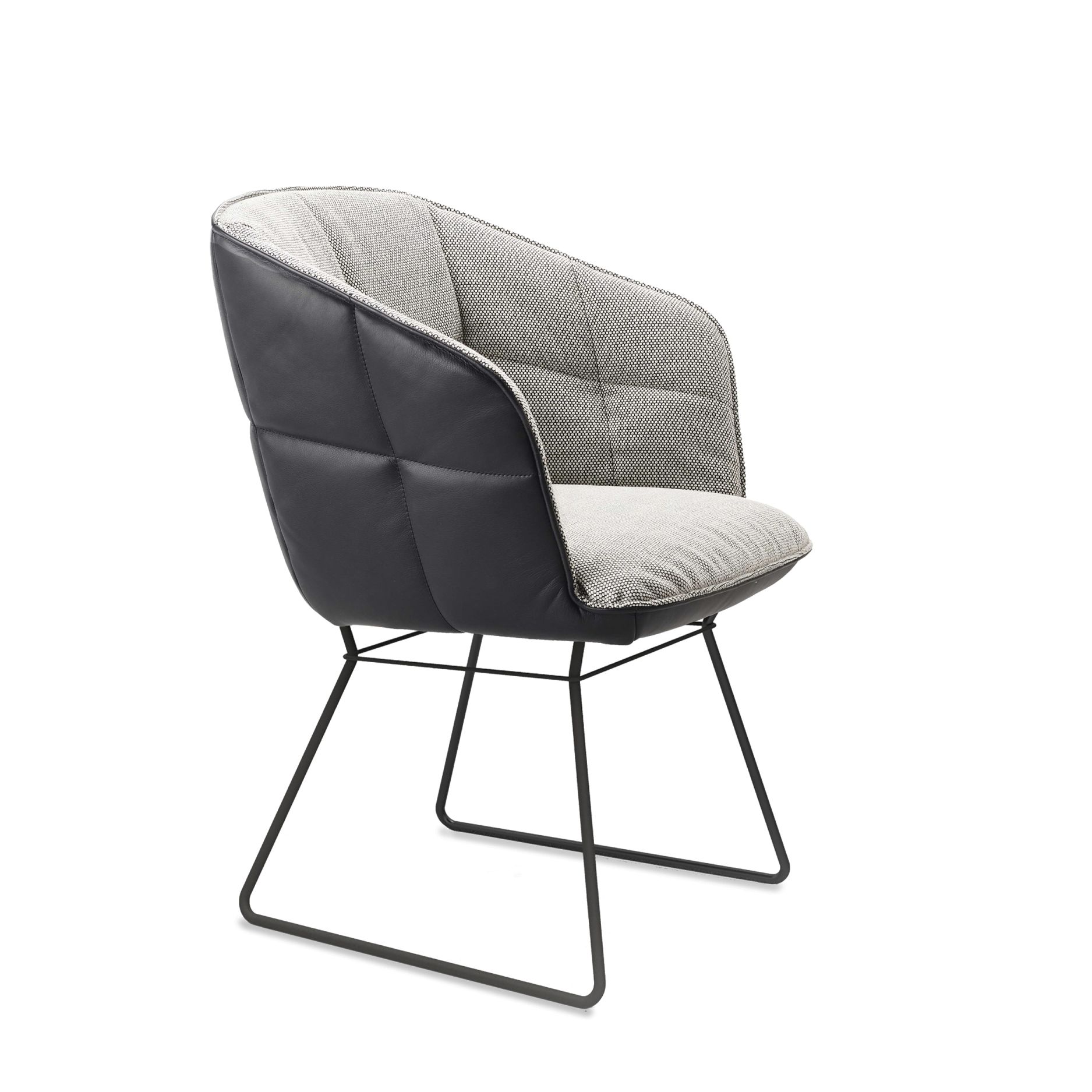 Marla Armlehnstuhl von Freifrau Manufaktur mit hoher Armlehne, grauem Stoff und schwarzem Leder.