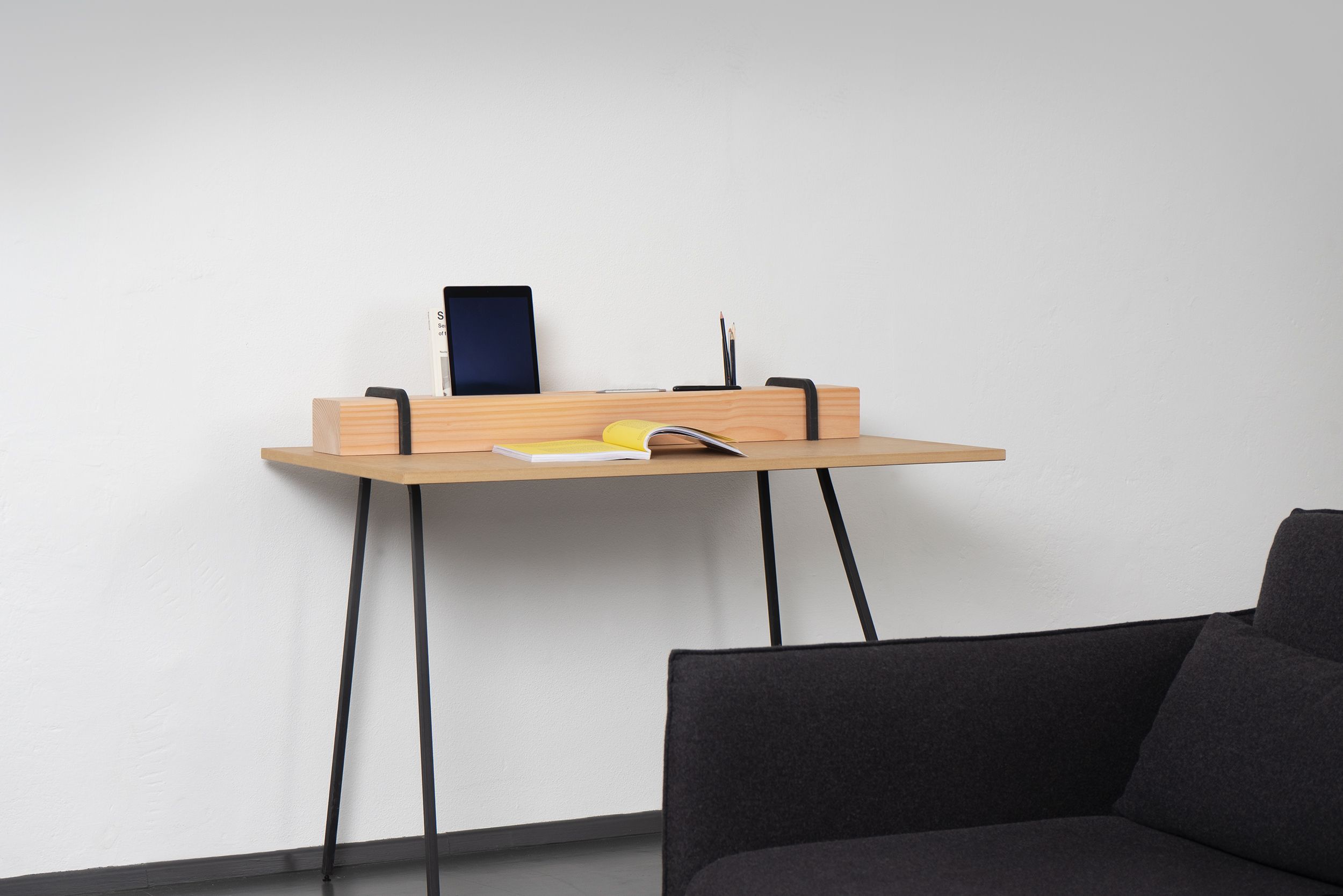 Kurt Sekretär von Nils Holger Moormann: Schreibtisch aus Holz mit Ablage und schwarzen Beinen.