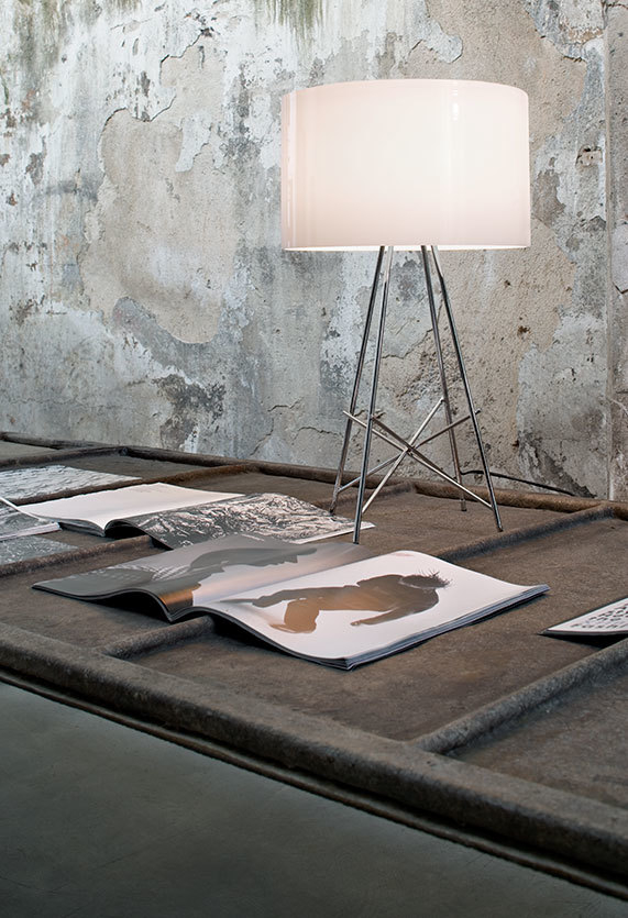 Ray T Tischleuchte von Flos: Moderne LED Lampe mit weißem Schirm und filigranem Gestell.