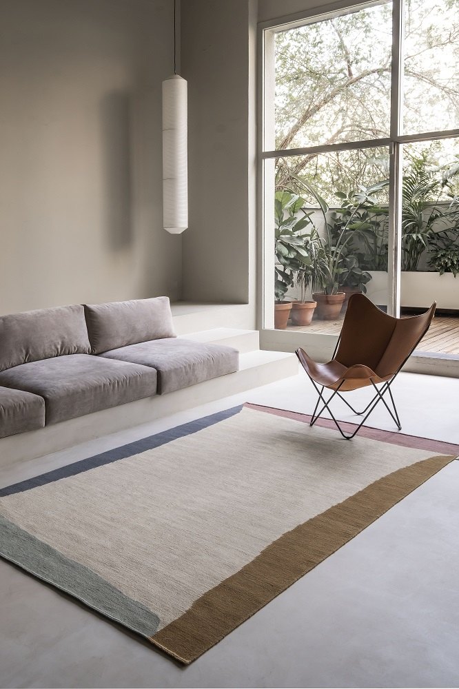 Nanimarquina Teppich Tones Collection: Handgetufteter Wollteppich mit Farbverlauf in modernem Wohnzimmer.