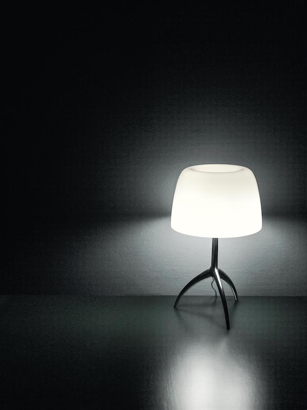 Lumiere Tischleuchte mit Aluminiumfuß und warmweißem Licht, moderne Lampe für Wohnzimmer und Schlafzimmer.