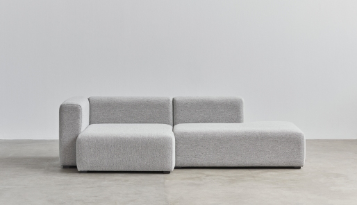 Graues Mags Sofa mit Armlehne links, ein modernes modulares Sofa für Wohnzimmer und Lounges.