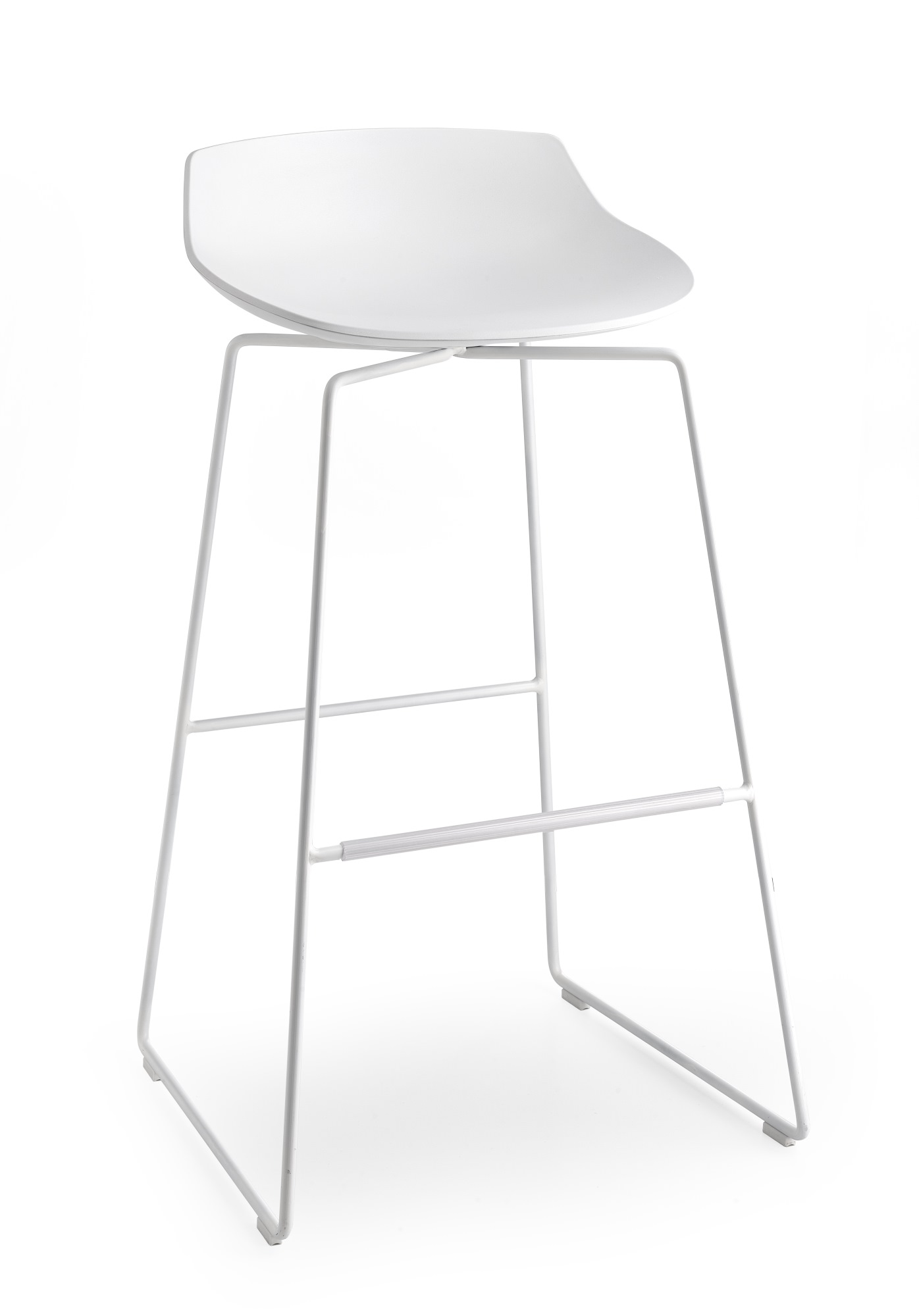 Weißer Flow Stool Hocker / Barhocker mit minimalistischem Design und Stahlgestell vor weißem Hintergrund.