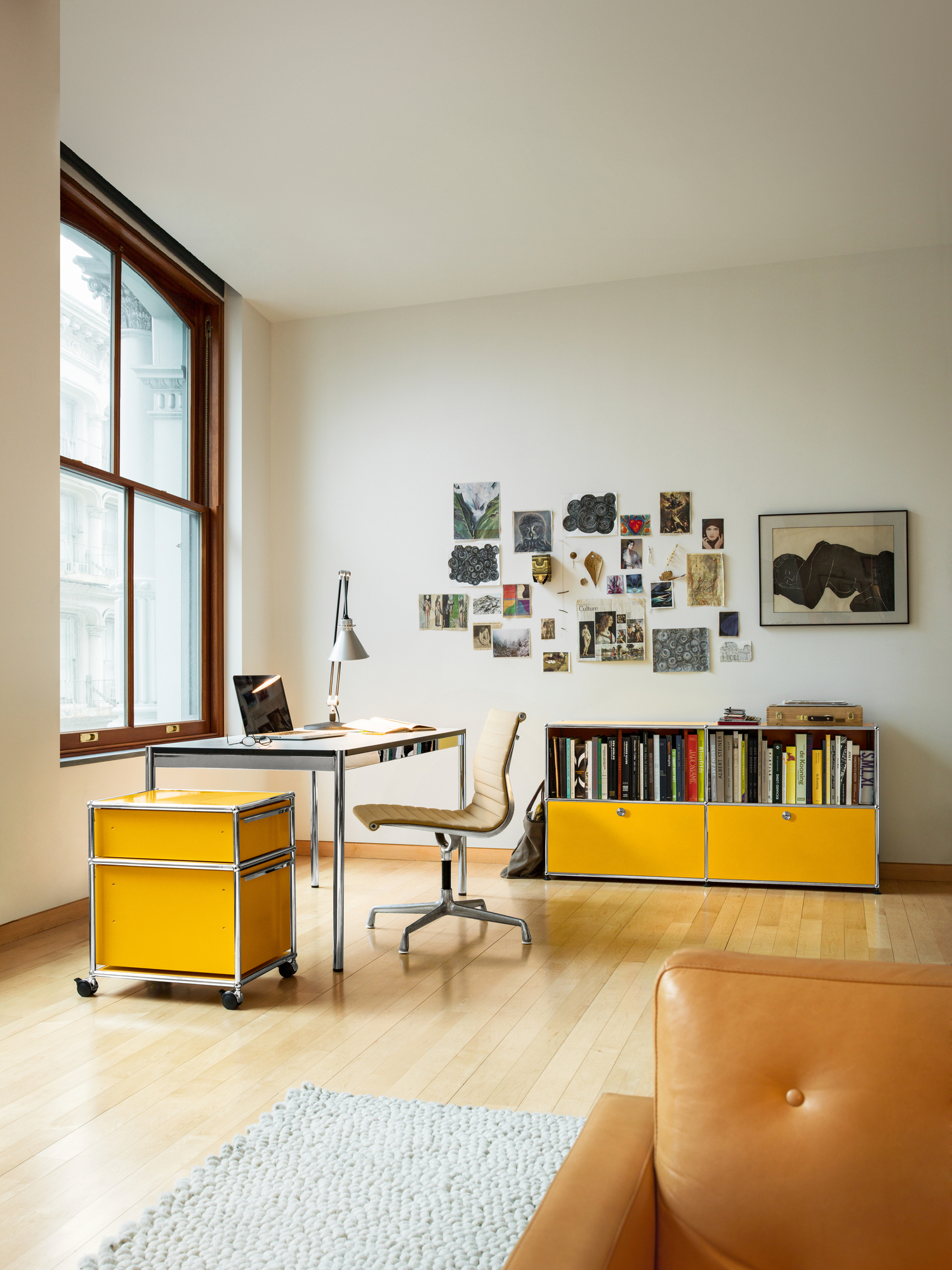 Modernes Wohnzimmer mit gelbem USM Haller Sideboard mit Schubladen und weiteren USM Möbeln.