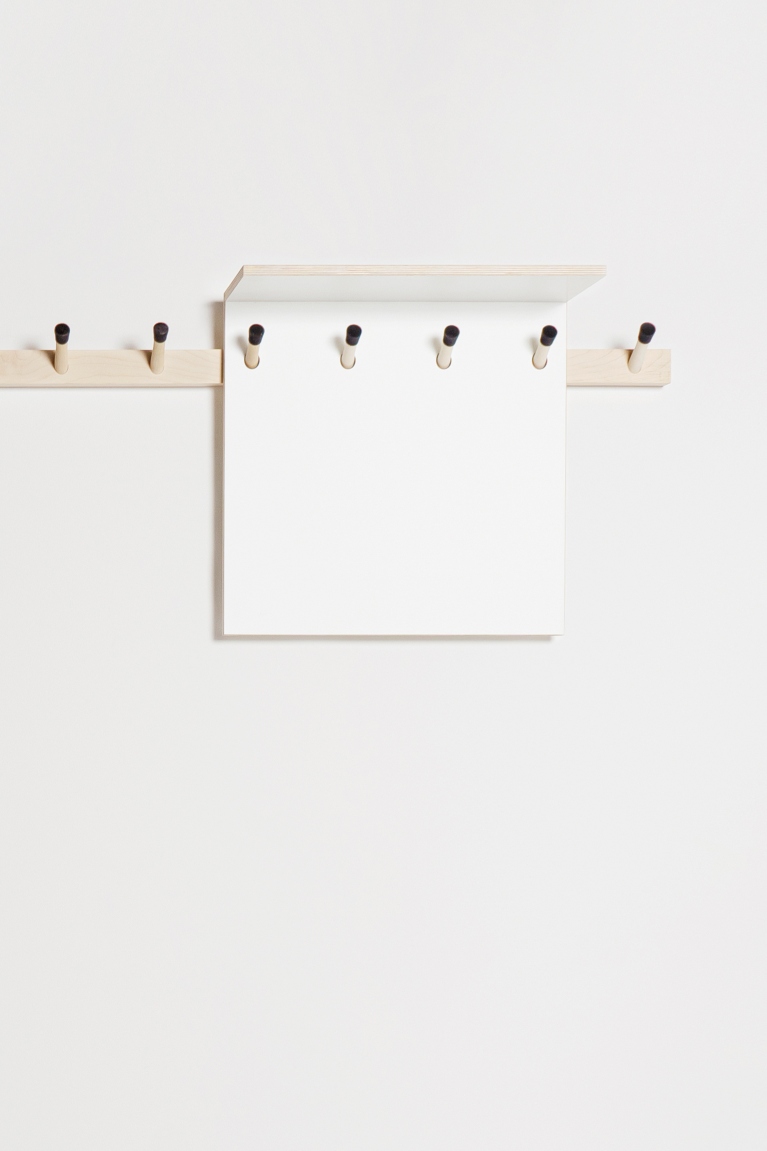 Rechenbeispiel Hutablage von Nils Holger Moormann in Schwarz: Moderne Wandgarderobe mit Ablage und Haken.