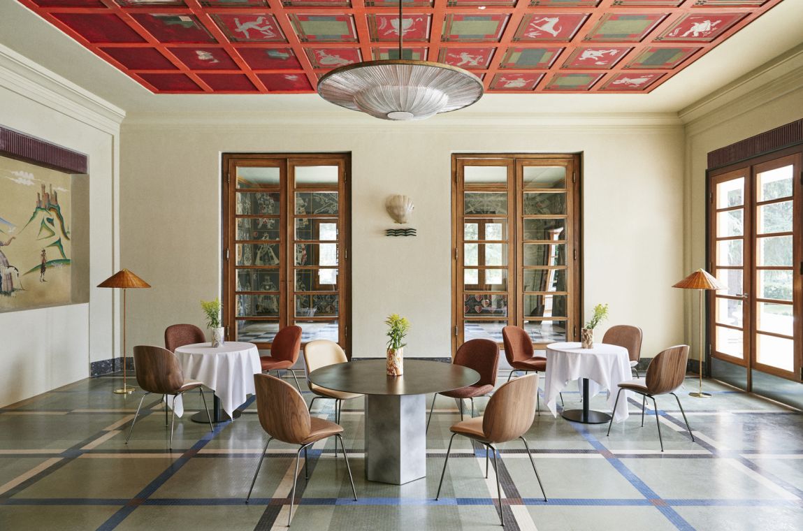 Runder Esstisch "Epic" in Misty Gray Stahl von Gubi in stilvollem Ambiente.