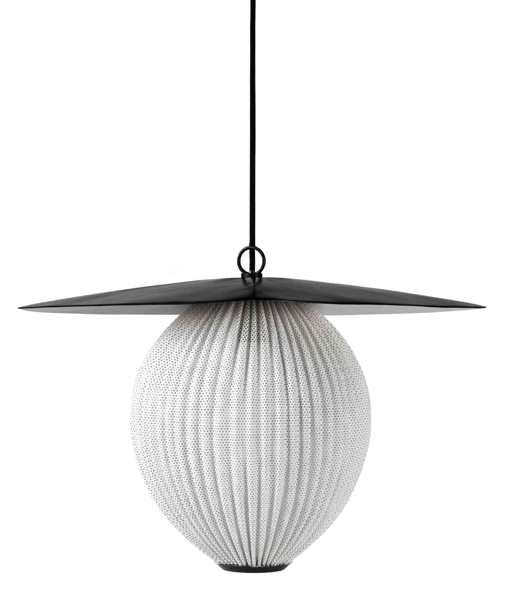 Cremefarbene Satellite Pendelleuchte von Gubi: Moderne Hängelampe mit plissiertem Schirm und schwarzem Lampenschirm.