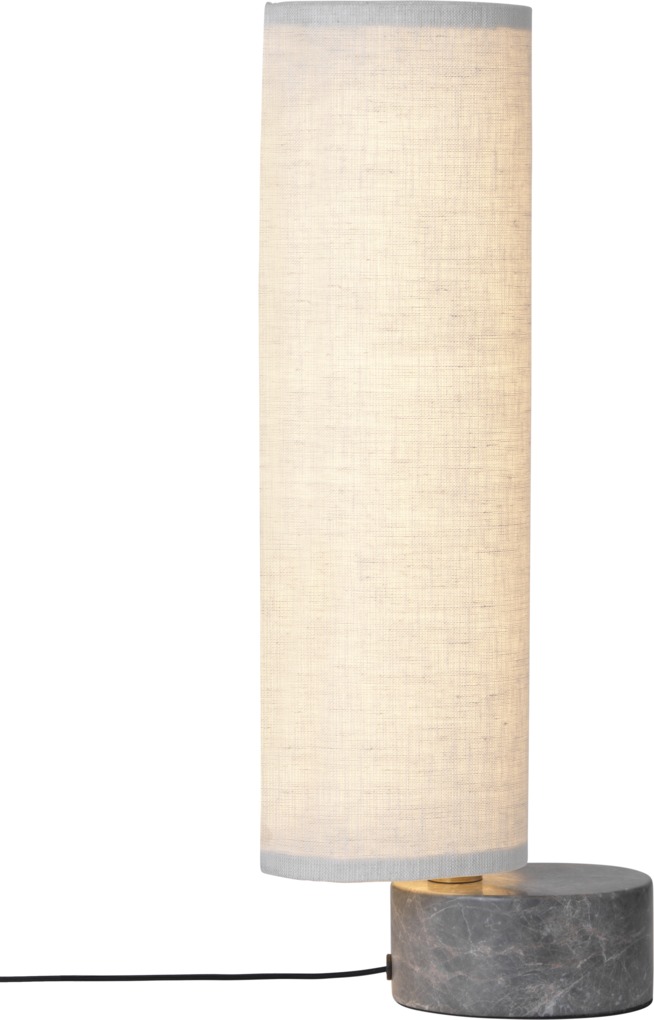 Gubi Unbound Stehleuchte mit zylindrischem Stoffschirm und grauem Marmorfuß, moderne Wohnraumbeleuchtung.