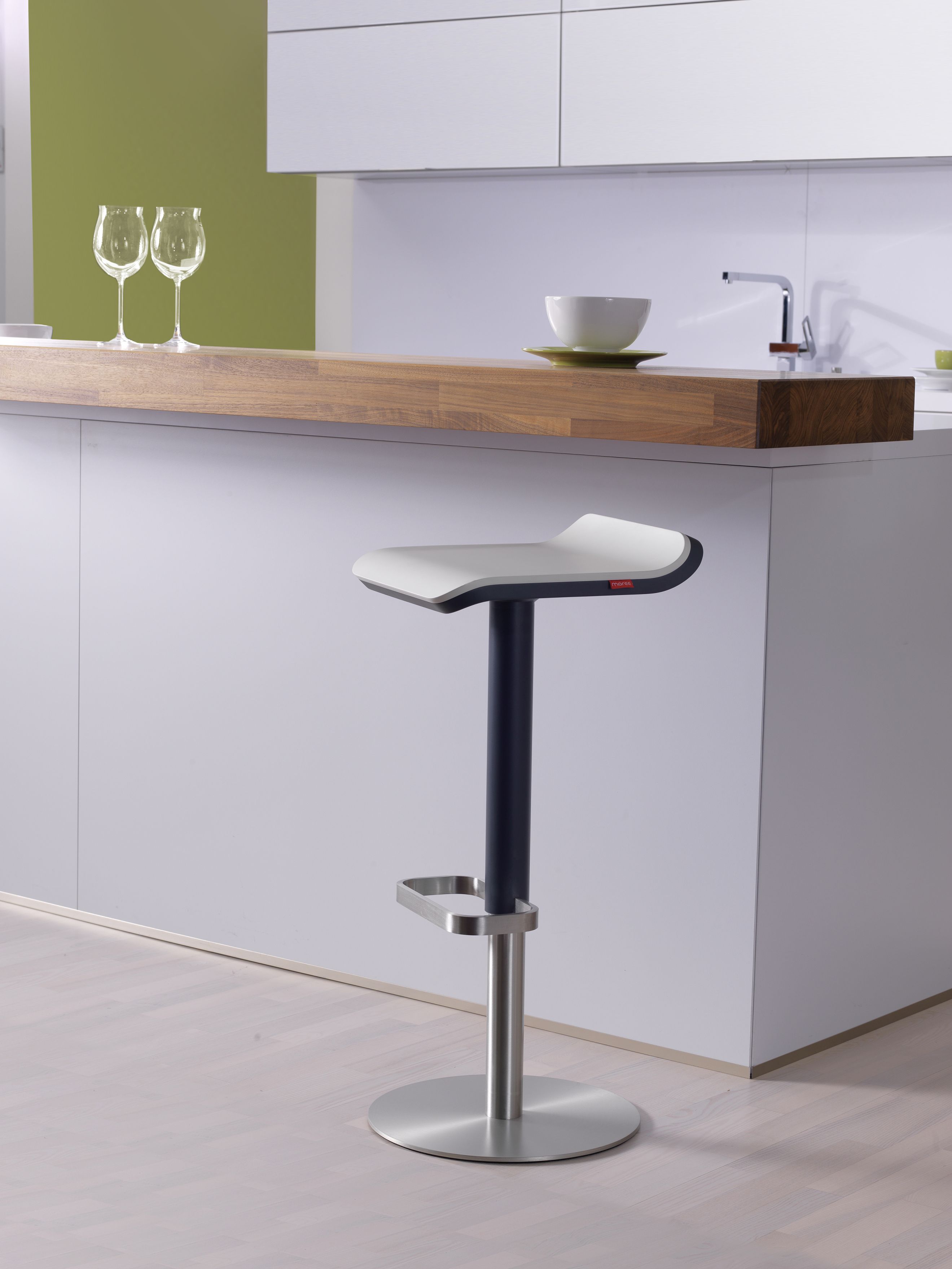 Moderner ED Barhocker von Moree, höhenverstellbar, mit Fußstütze in einer stilvollen Küche.