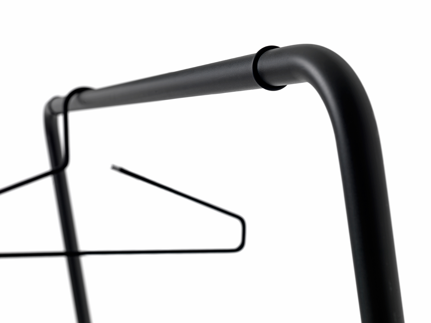 Detailaufnahme der schwarzen Curve Wandgarderobe von Schönbuch mit Kleiderbügel, minimalistisches Design für Flur und Garderobe.