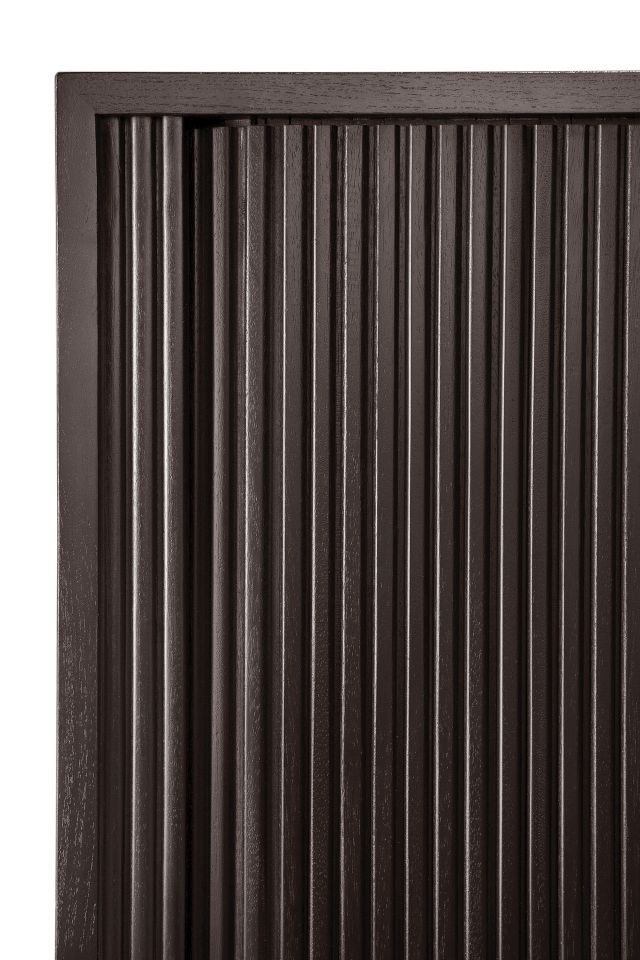 Detailaufnahme der geriffelten Tür der schwarzen Teakholz Anrichte Roller Max von Ethnicraft.
