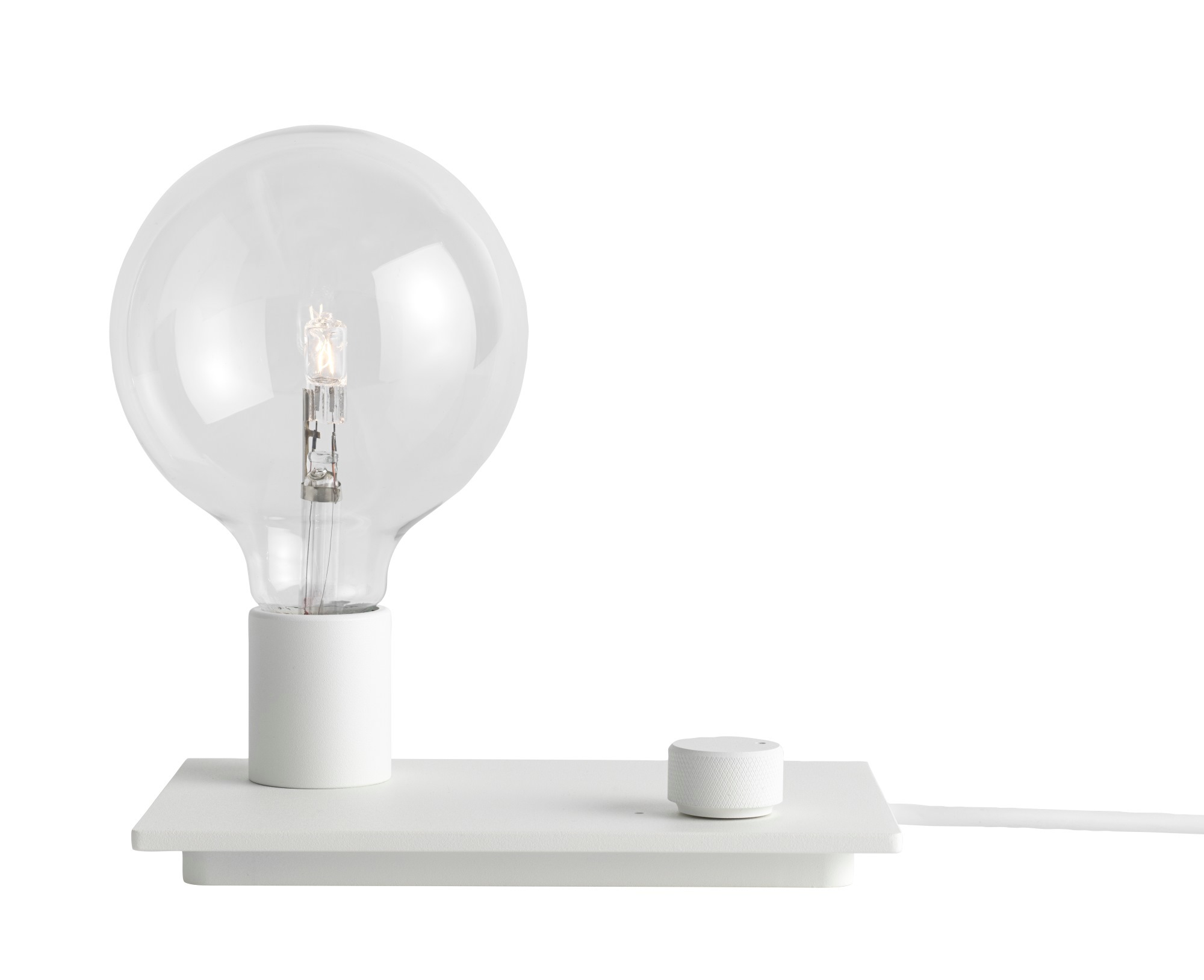 Weiße Muuto Control Tischleuchte mit Dimmer und großer Glühbirne für stimmungsvolles Licht.