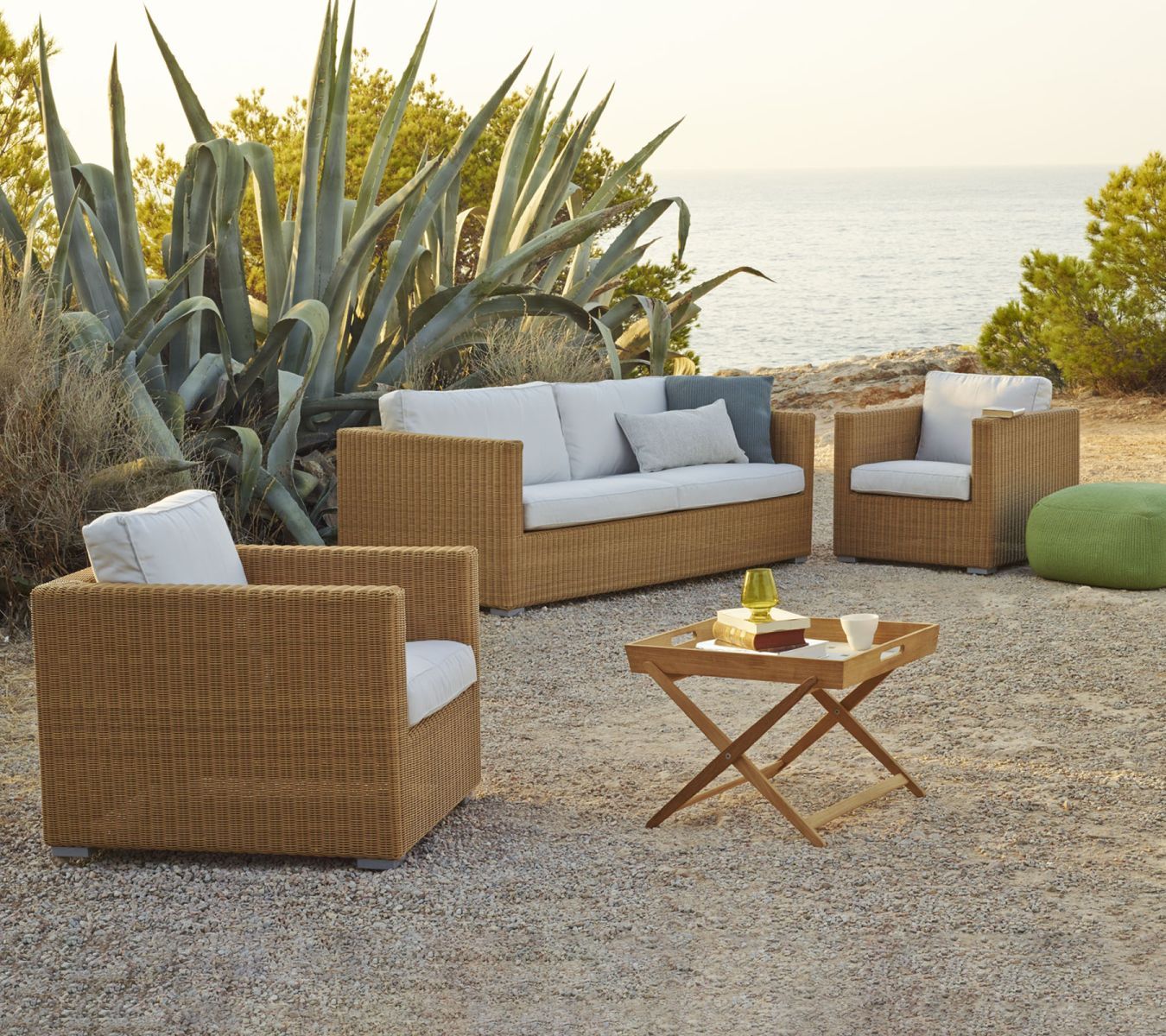 Geflochtene Gartenmöbel-Set mit Sofa, Sessel und Beistelltisch für den Außenbereich. Hochwertige Lounge-Möbel für Terrasse und Garten.