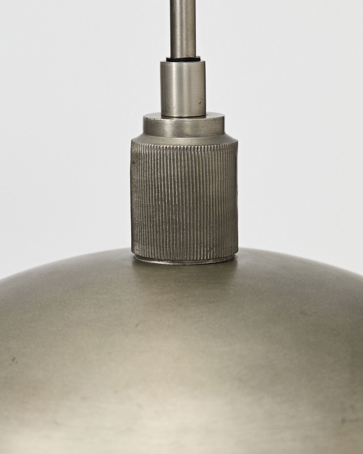 Detailaufnahme der Boston Pendelleuchte von House Doctor, silberfarbene Hängeleuchte für Wohnraumbeleuchtung.