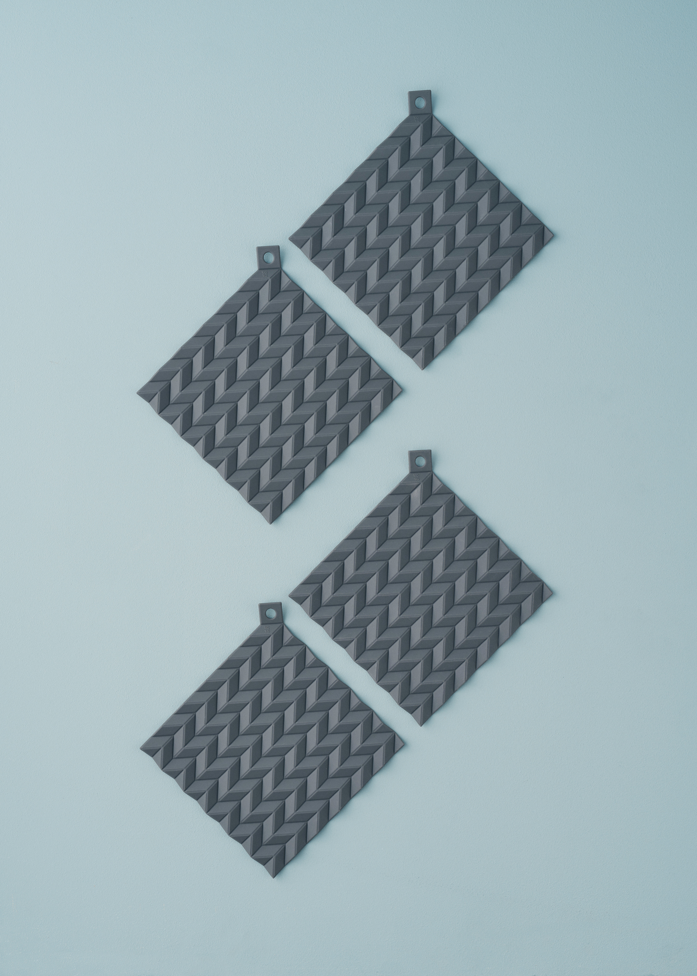 Blauer Hold-On Topflappen von RIG-TIG by Stelton: Hitzebeständiger Küchenhelfer mit modernem, geometrischem Muster.