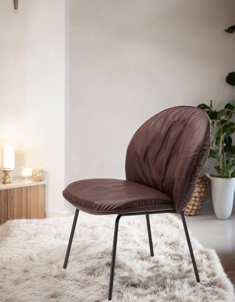 Marie Low Dining Chair von Freifrau Manufaktur: Brauner Lederstuhl mit schwarzem Metallgestell auf Teppich.