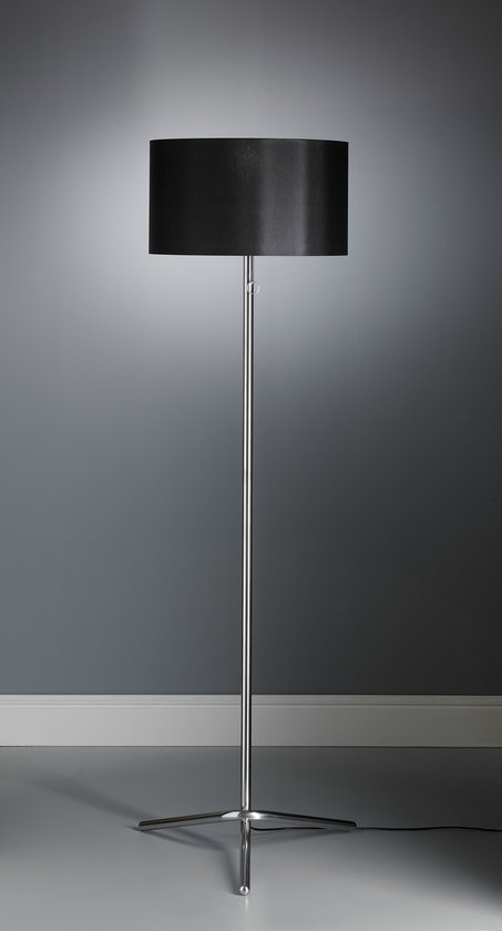 Tecnolumen Stehleuchte Baton mit schwarzem Lampenschirm und verchromtem Gestell für Wohnzimmer und Büro.