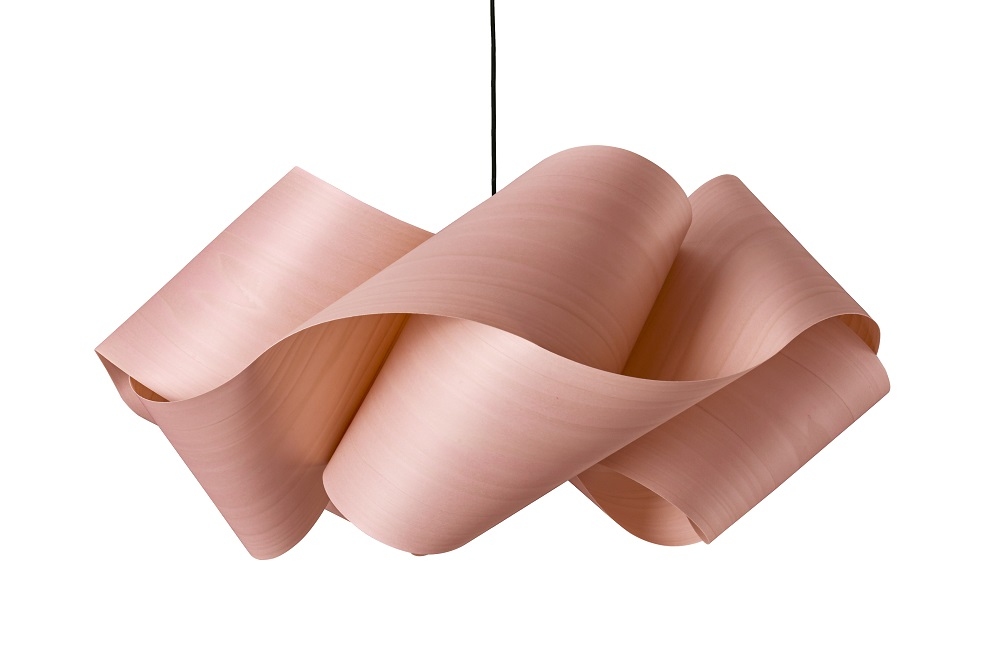Swirl Pendelleuchte von LZF Lamps in Hellrosa: Moderne Hängeleuchte aus Holzfurnier.
