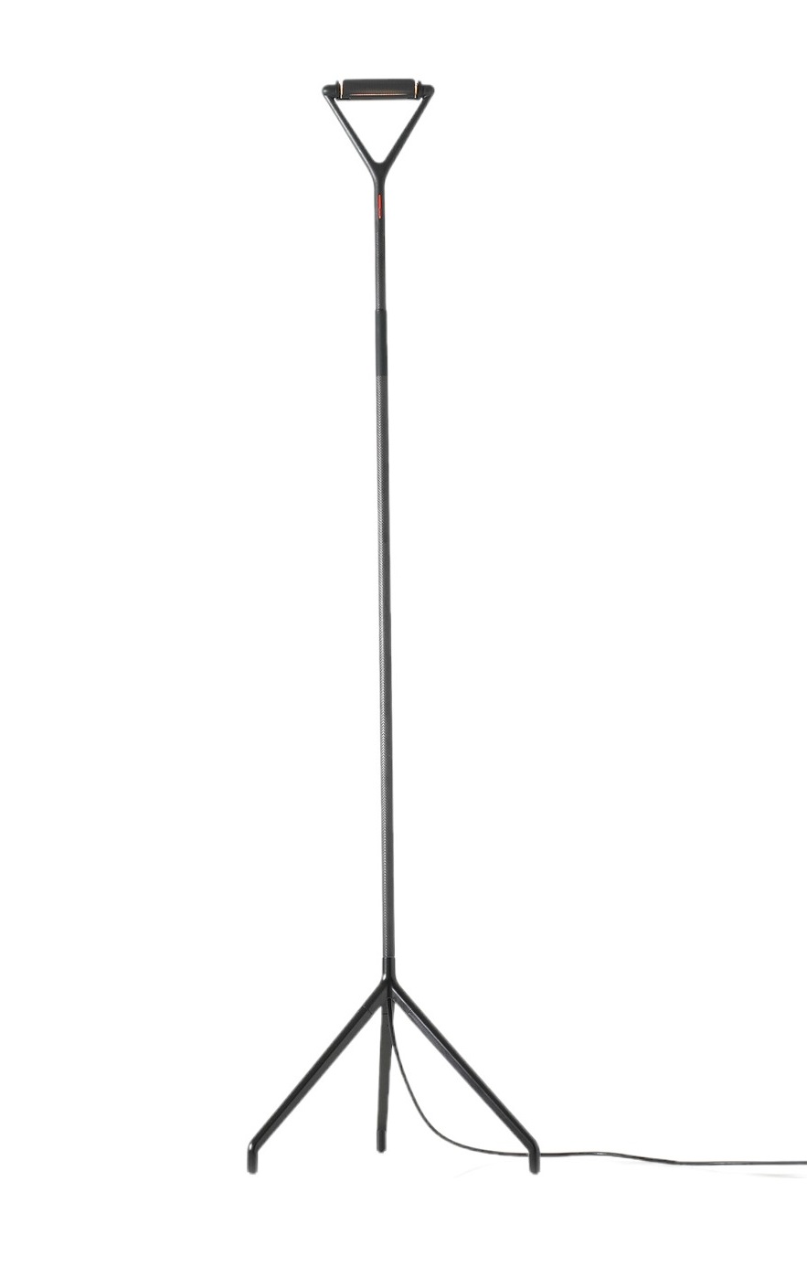 Schwarze D15 Lola Floor Stehleuchte von Luceplan mit filigranem, dreibeinigem Fuß und Griff.