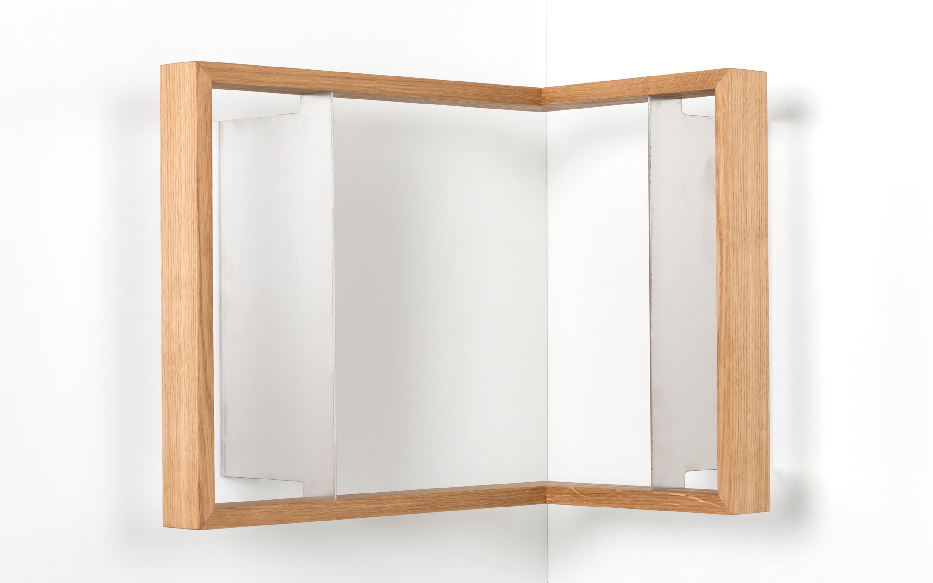 Eckregal "b-eck3 Eiche" mit hellem Holzrahmen und weißen Regalböden an einer weißen Wand.