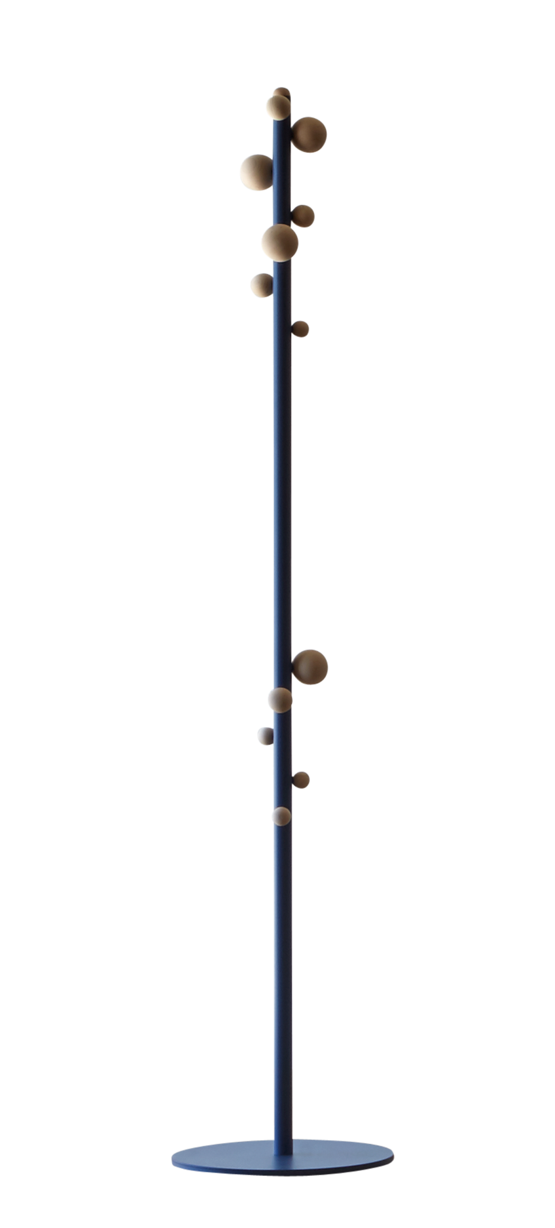 Blauer Bubble Kleiderständer von Miniforms mit Holzkugeln als Haken, modernes Design für Flur und Garderobe.