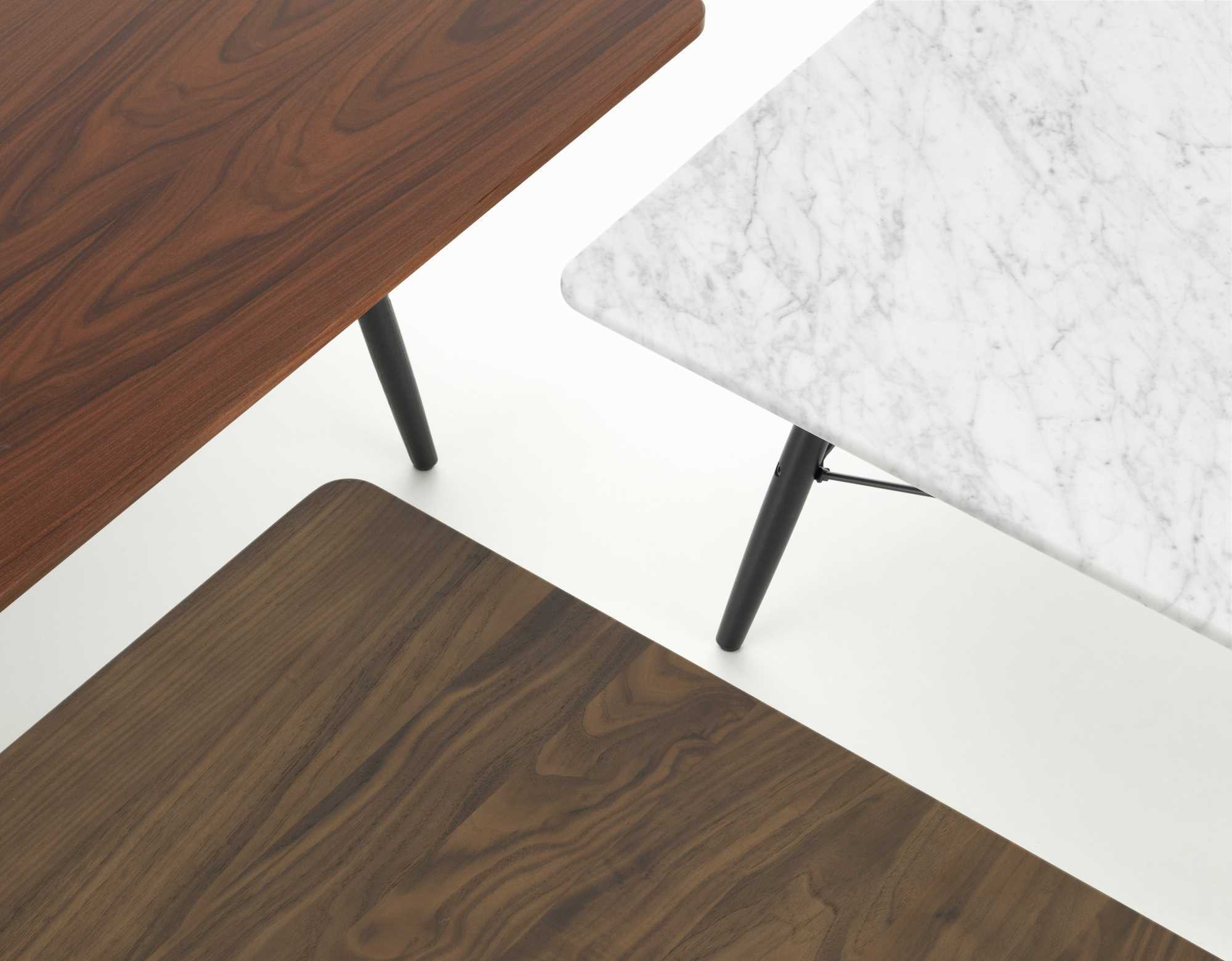 Detailaufnahme: Eames Coffee Table mit weißer Marmorplatte und schwarzen Beinen. Design Couchtisch für Wohnzimmer.