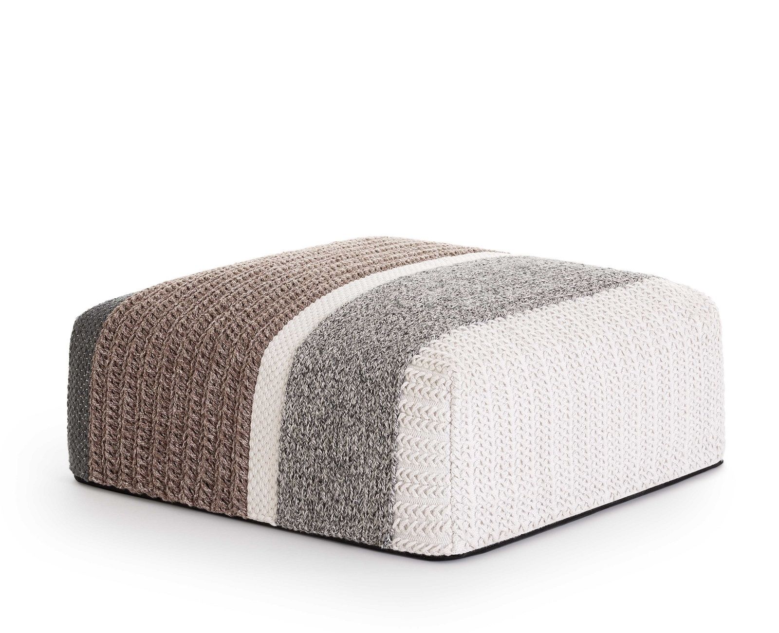 Mangas Outdoor Pouf Hocker von Gan, gestreift, ideal als Sitzgelegenheit oder Fußhocker für den Außenbereich.