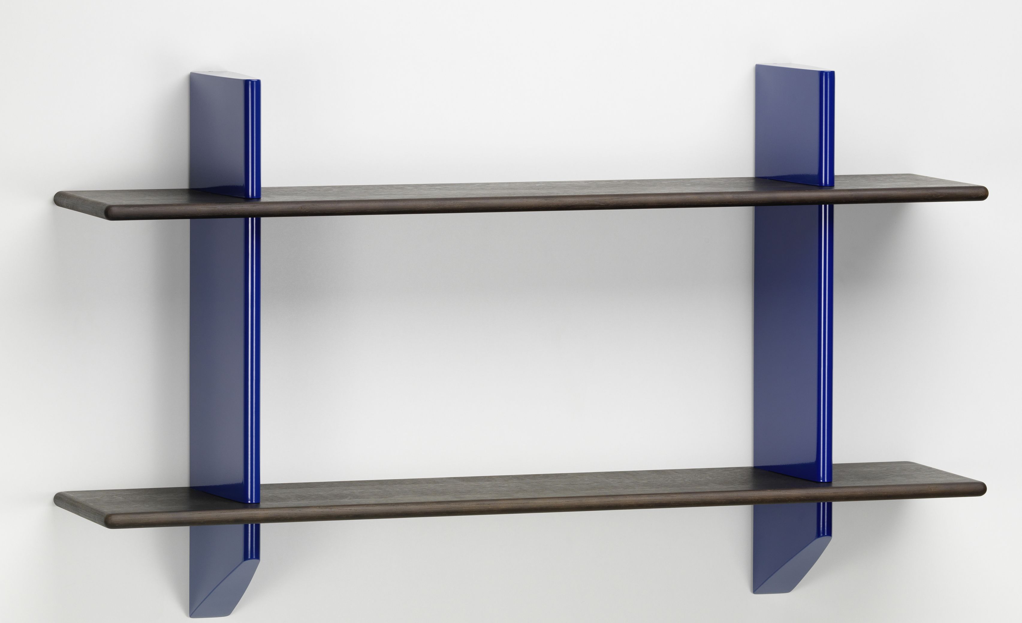 Vitra Wandregal Rayonnage Mural mit zwei dunklen Eiche-Böden und blauen Halterungen.