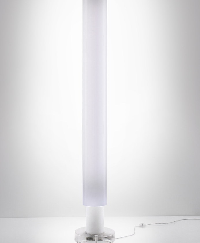 Metacolor Stehleuchte von Artemide: Moderne, zylindrische Stehlampe mit weißem Diffusor und transparentem Fuß.