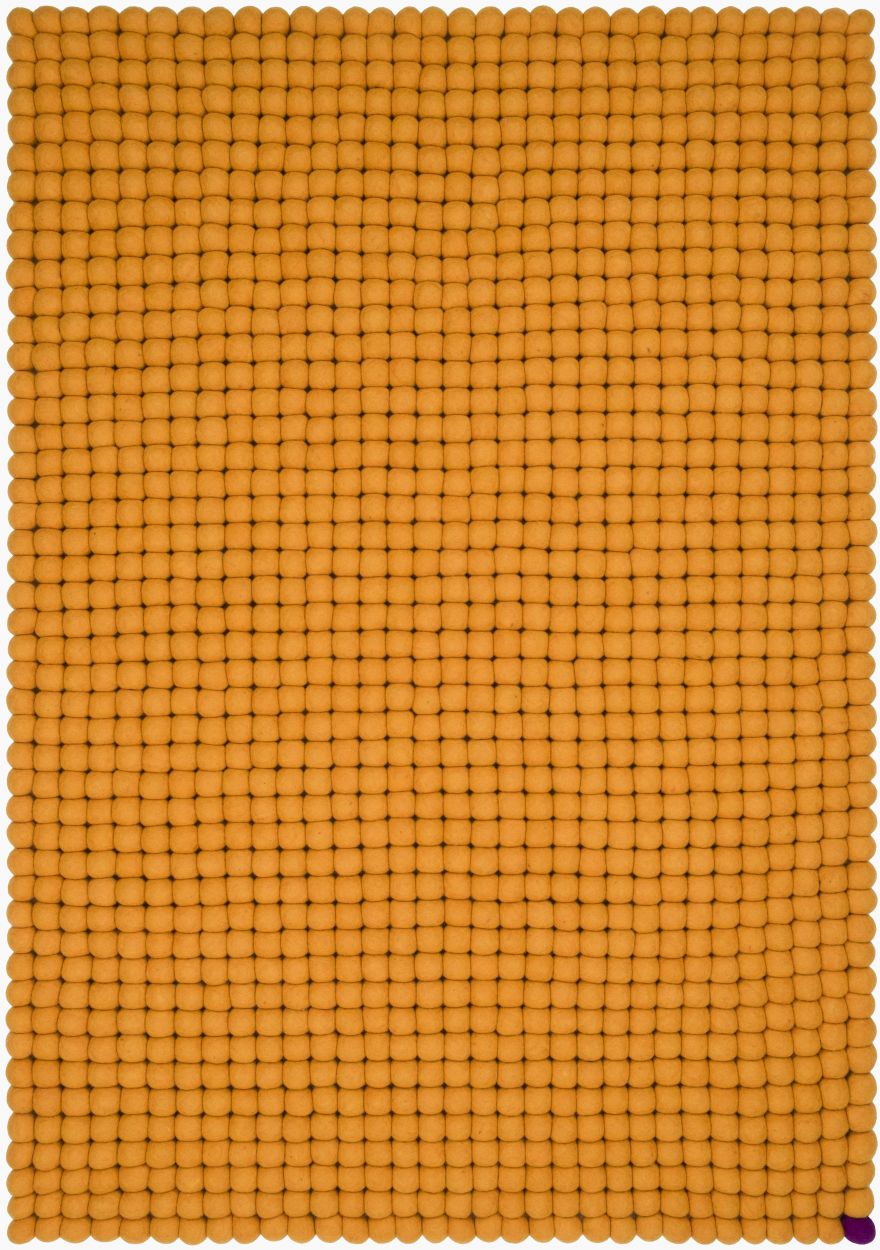 Ockergelber Filzteppich "Big One" von myfelt, 200x300 cm, aus vielen kleinen Filzkugeln.