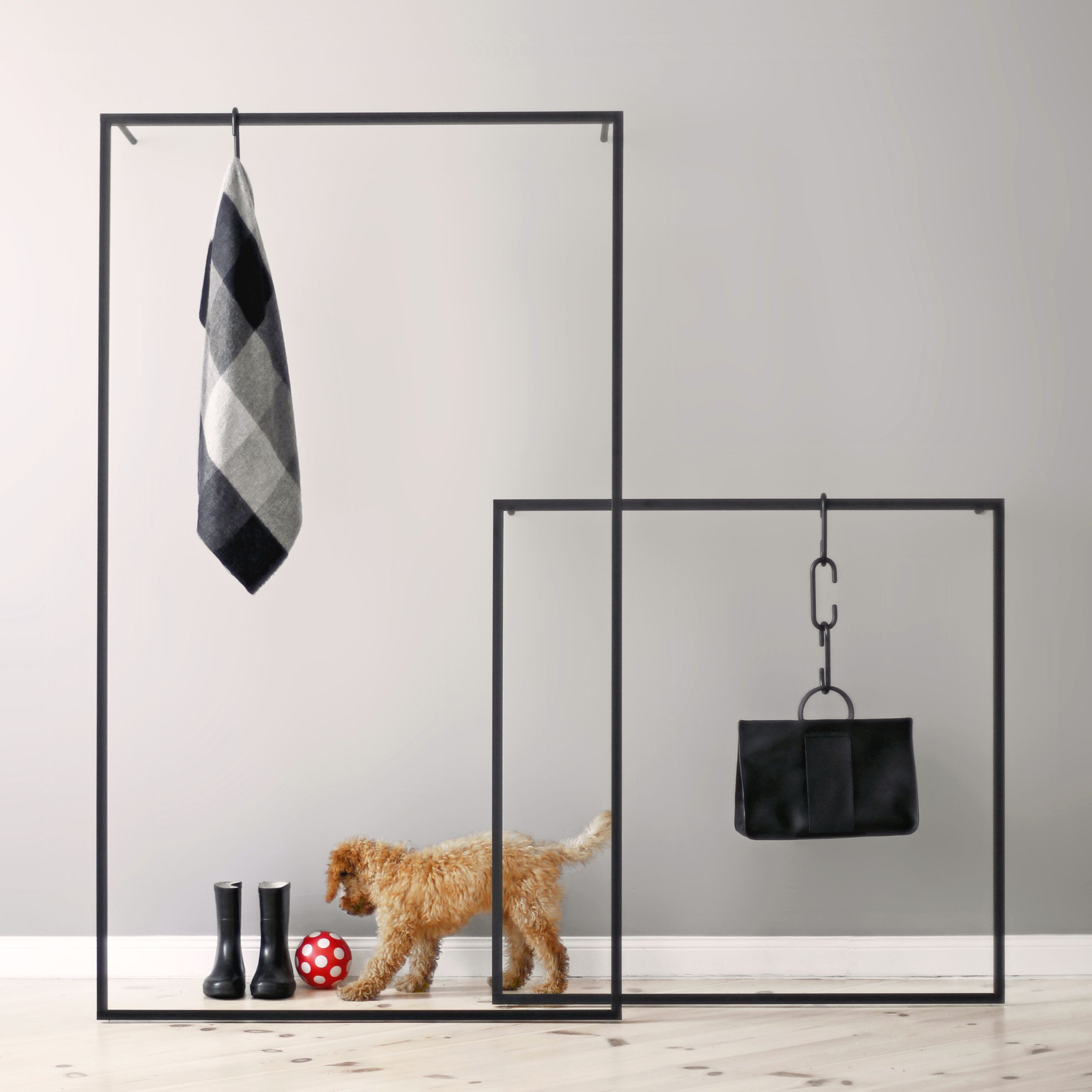 Roomsafari Leano Anlehngarderobe mit Kleidung, Tasche, Gummistiefeln, Ball und Hund im modernen Flur.