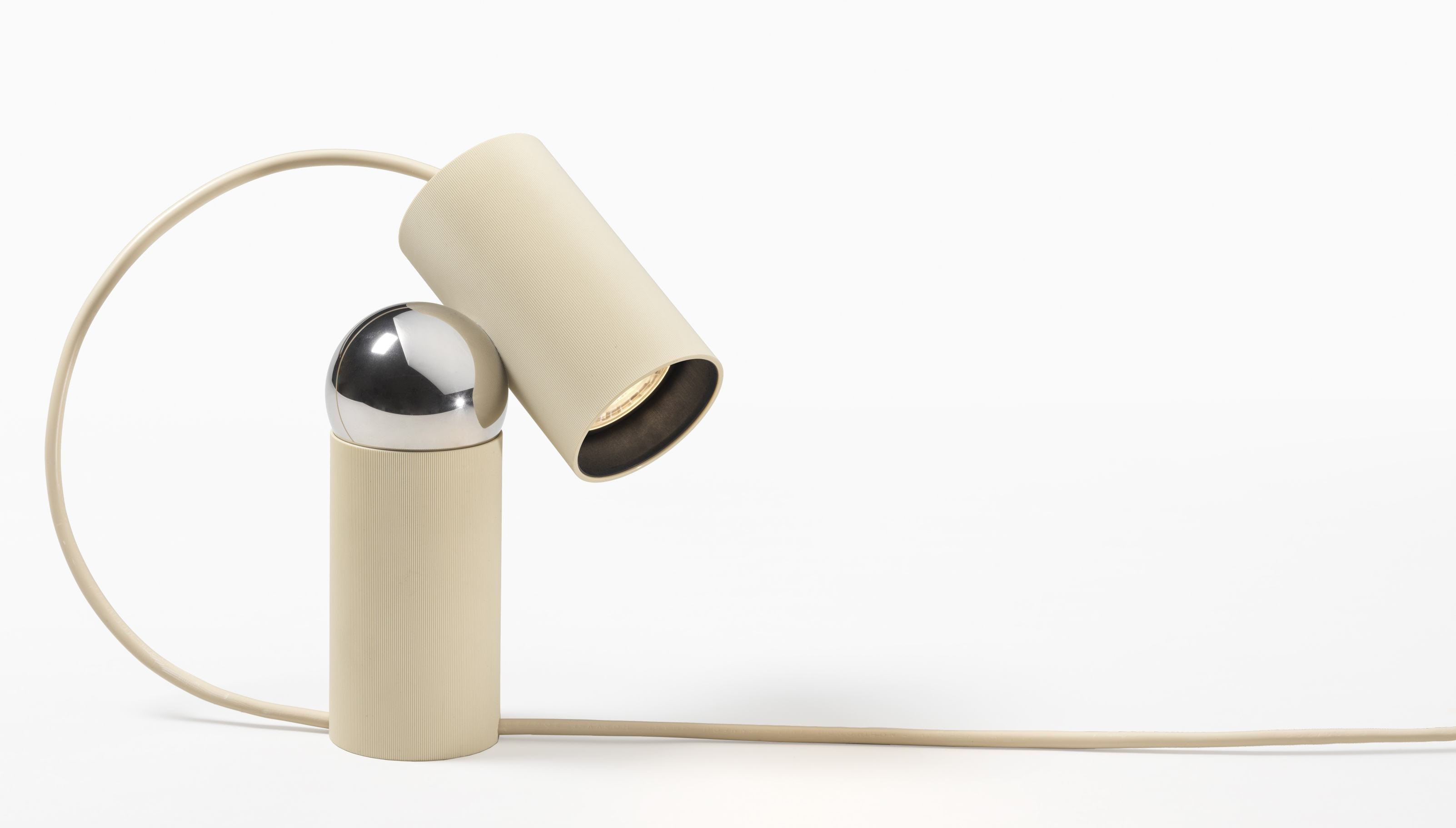 Bilboquet Tischleuchte Flos Linen: Moderne Tischlampe in Leinenoptik mit verstellbarem Spot.