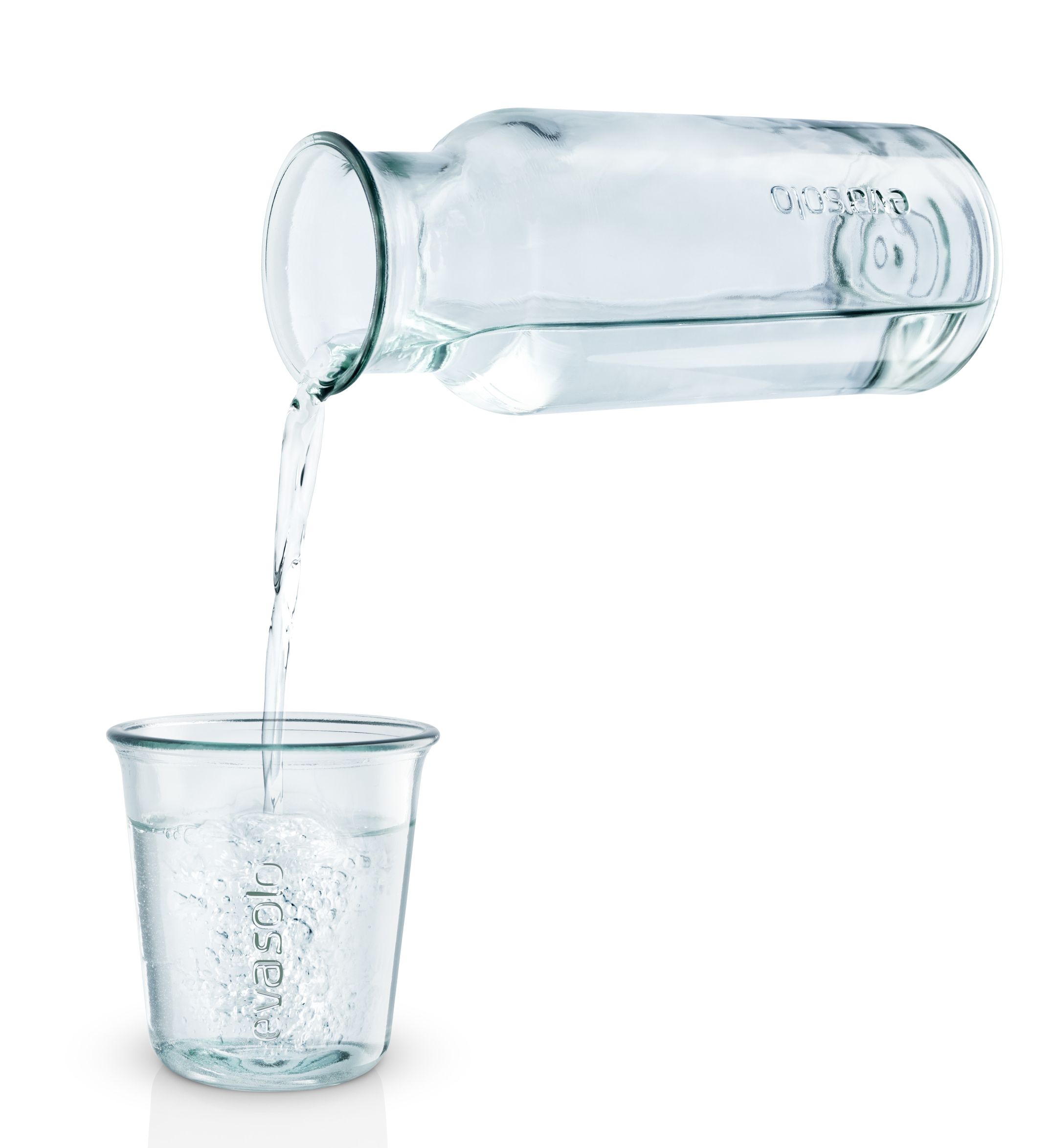 Recycelte Glaskaraffe von Eva Solo wird in ein Glas mit Wasser gefüllt.