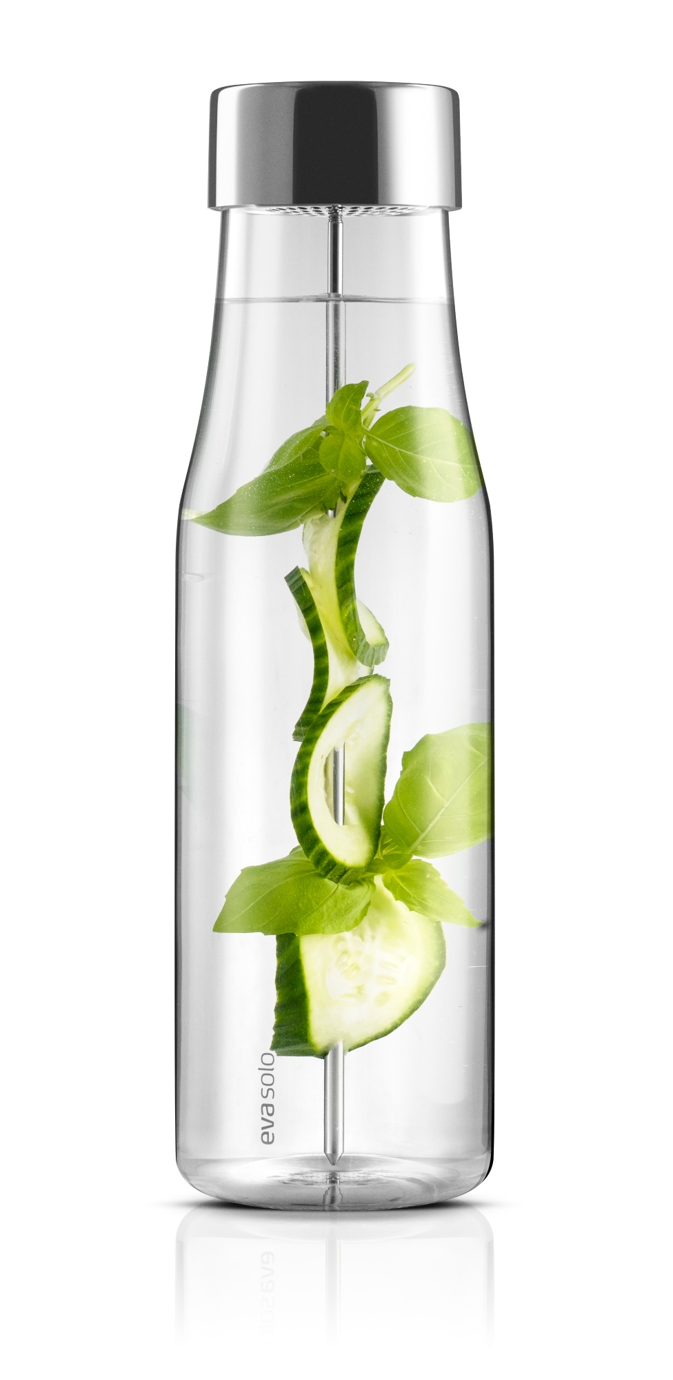 My Flavour Karaffe von Eva Solo mit Gurke und Basilikum für aromatisiertes Wasser.