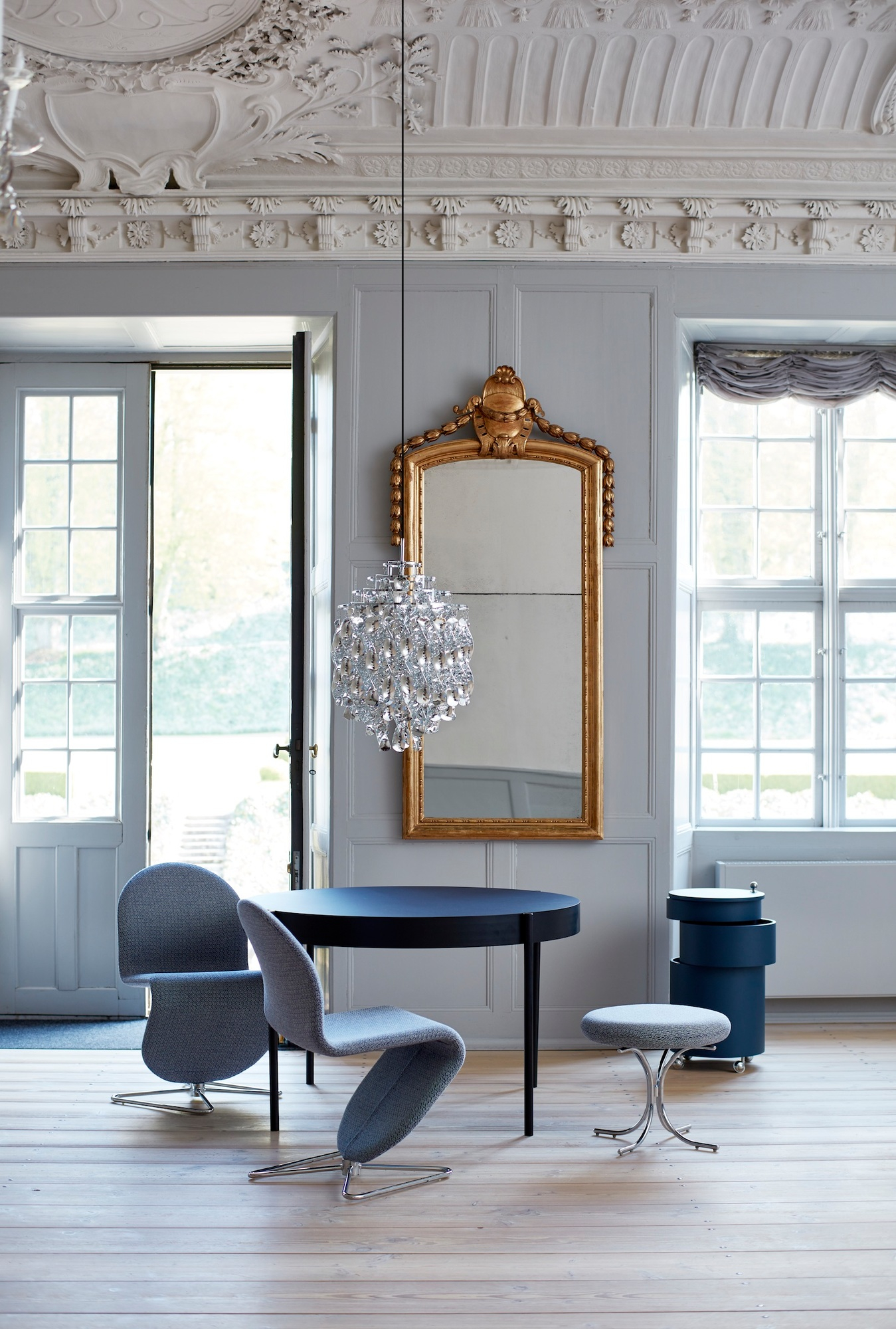 Innenaufnahme mit Spiral SP01 Pendelleuchte von Verpan, die über einem Esstisch hängt.