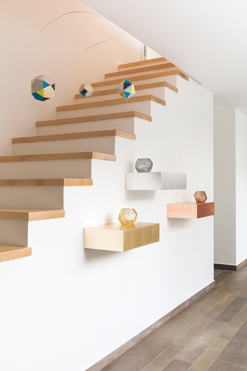 Epoca Schubkastenkonsole von Schönbuch an einer Wand neben einer Treppe, verschiedene Farben.