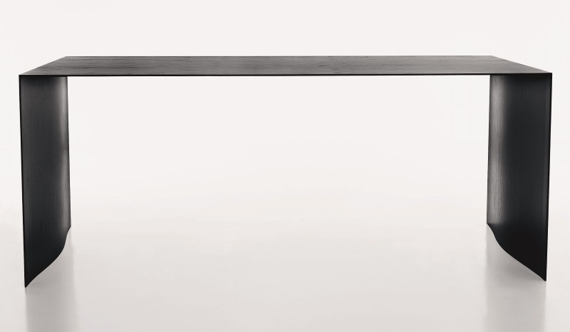 Schwarzer Thinner Tisch von Karl Andersson & Soener, minimalistisches Design für Esszimmer oder Büro.