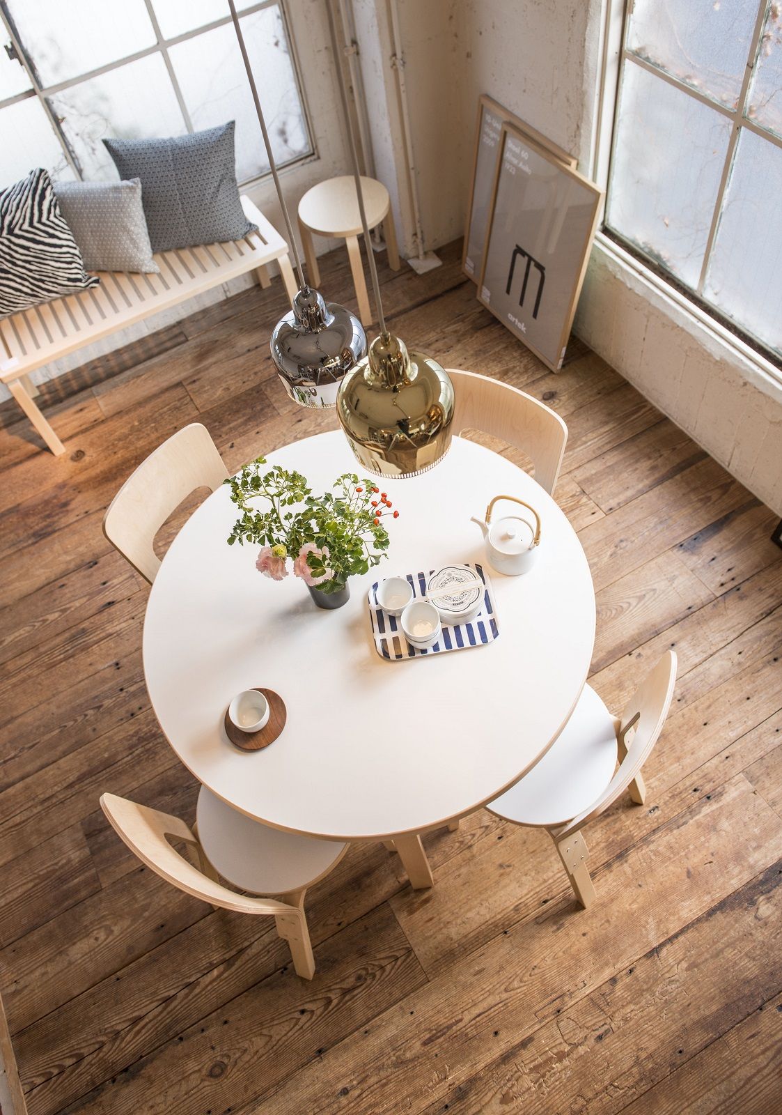 Innenaufnahme mit Artek Möbeln: Tisch mit Stühlen, Bench 153A Bank und Pendelleuchten.