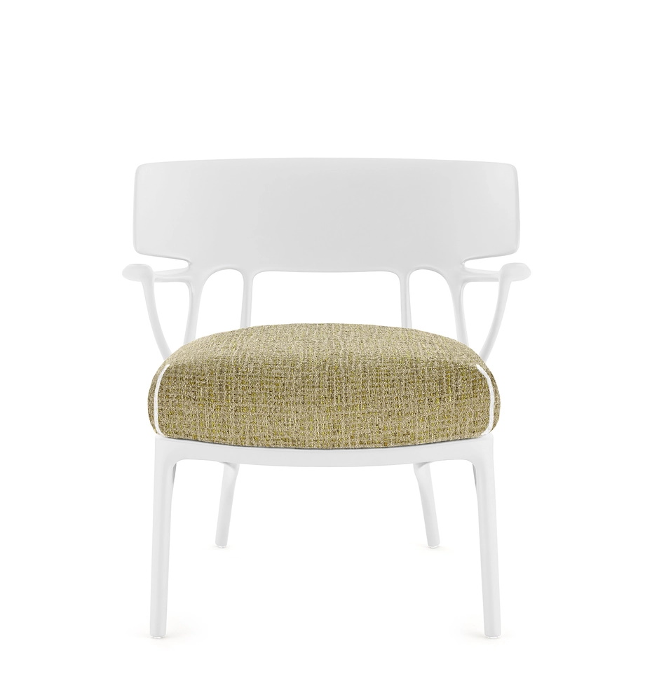 Weißer A.I. Lounge Sessel von Kartell mit strukturiertem, grünem Sitzkissen, Frontansicht. Designermöbel für Wohnzimmer.