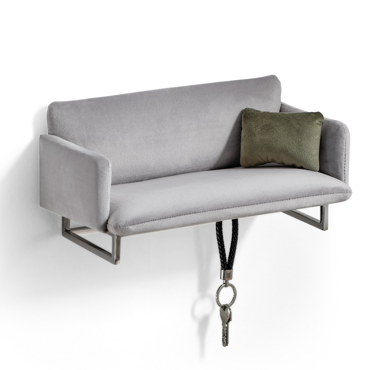 COUCH Mini-Garderobe von Philippi: Graue Wandgarderobe im Sofa-Design mit Kissen und Schlüsselanhänger.