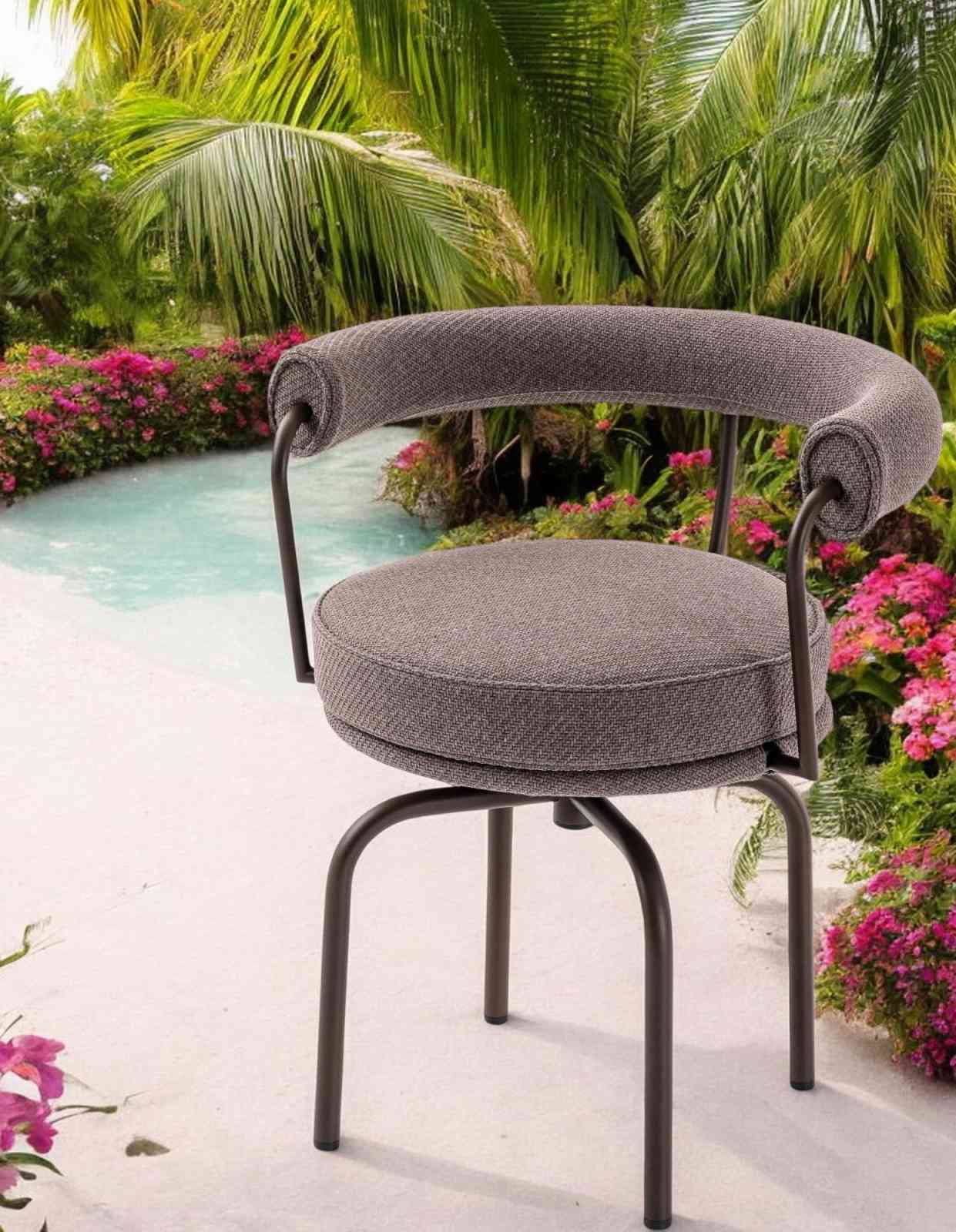 Cassina Drehsessel für den Außenbereich, grauer Outdoor Sessel mit Stoffbezug und Metallgestell.