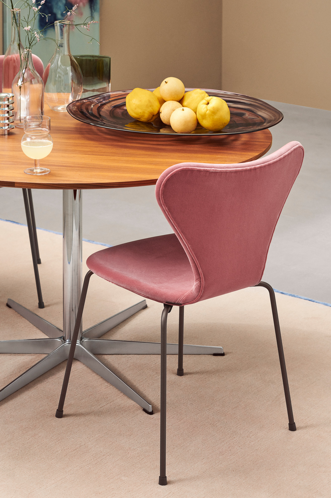 Nahaufnahme des Series 7 Stuhls Belfast von Fritz Hansen in dunklem Pflaumensamt. Vollpolsterstuhl für Esszimmer.