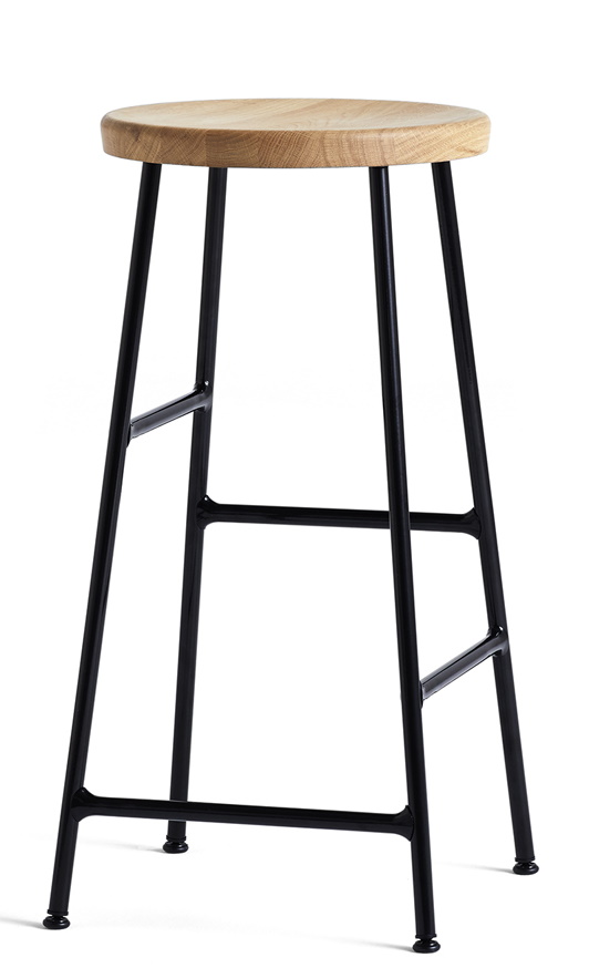 Cornet Barhocker von Hay mit hellem Holz-Sitz und schwarzem Metallgestell, niedrige Ausführung.