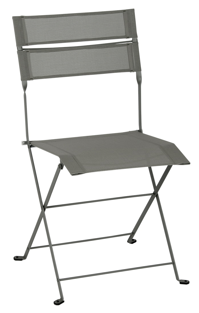 Grauer Latitude Stuhl von Fermob für den Außenbereich, klappbar und aus Metall.
