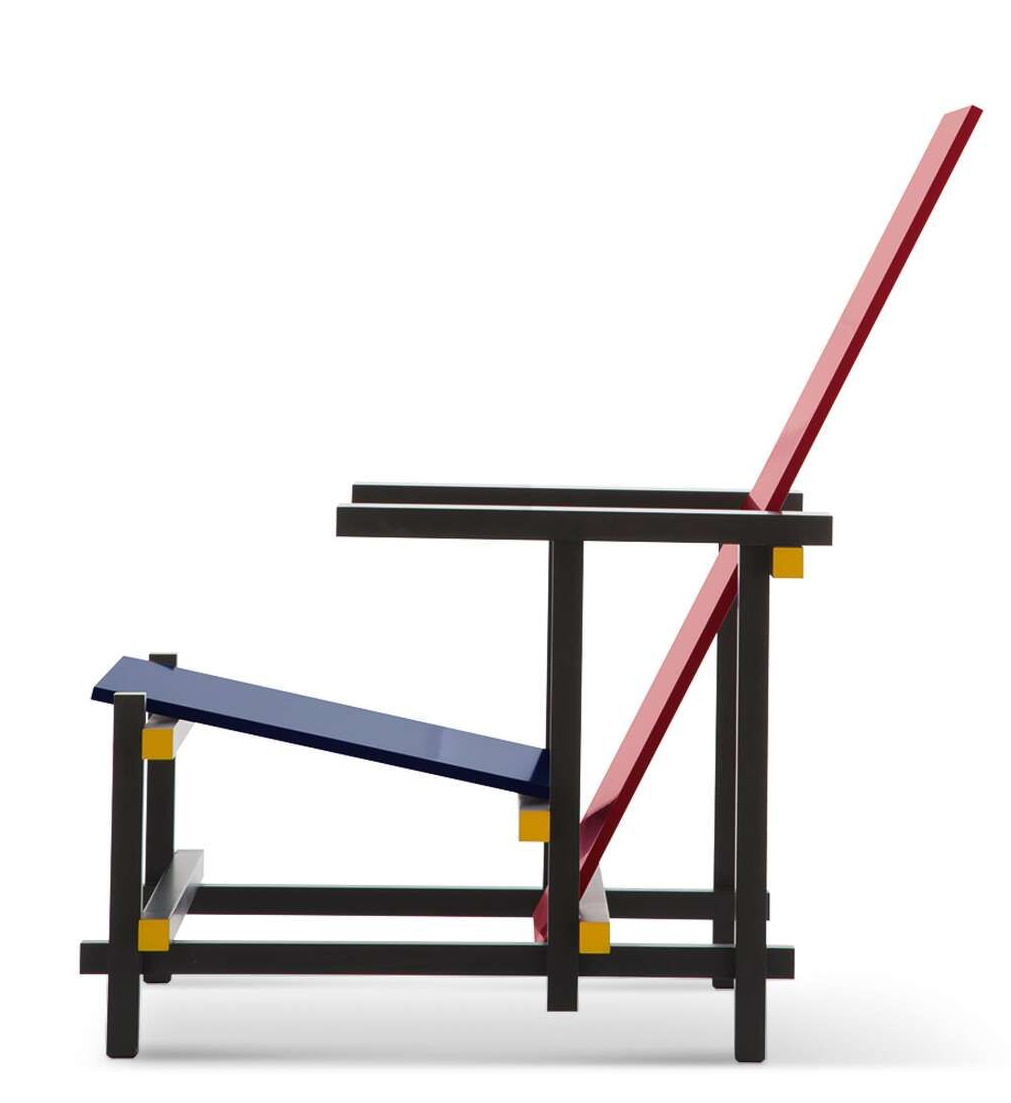 Seitenansicht des Cassina 635 Red and Blue Sessel: Designklassiker mit roten, blauen und schwarzen Elementen.