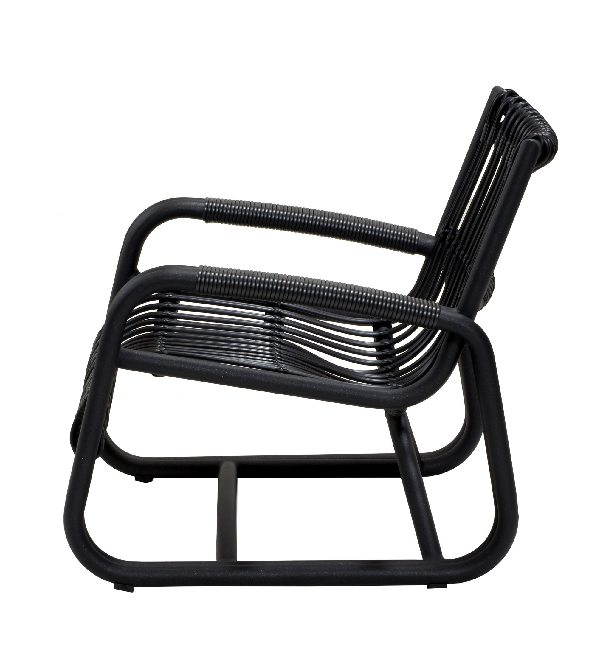 Curve Loungesessel Lavagrau von Cane-Line für den Außenbereich, modernes Design mit Cane-Geflecht.