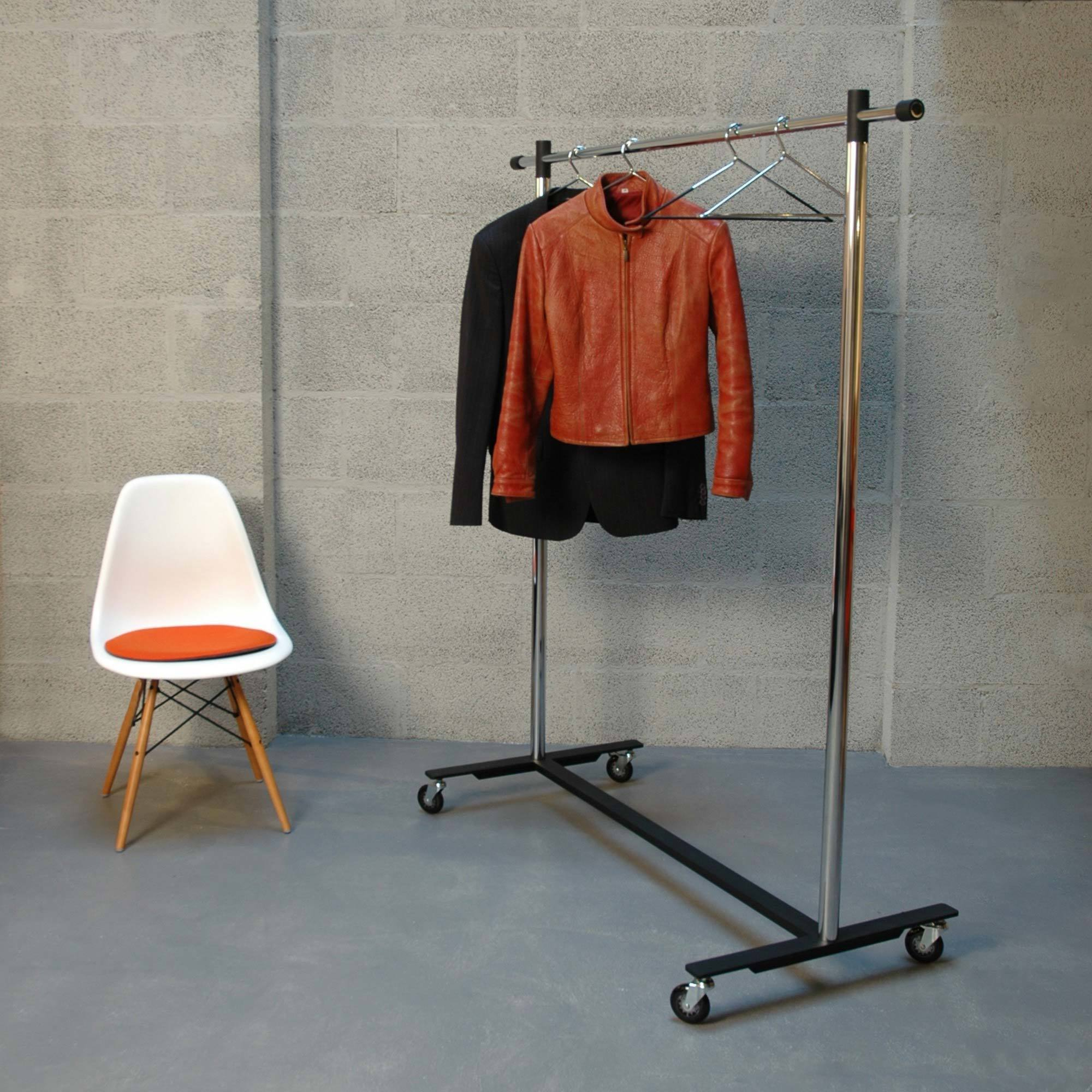 Pom Cart Garderobenständer auf Rollen mit Kleidung. Mobiler Kleiderständer für Schlafzimmer, Ankleidezimmer oder Laden.