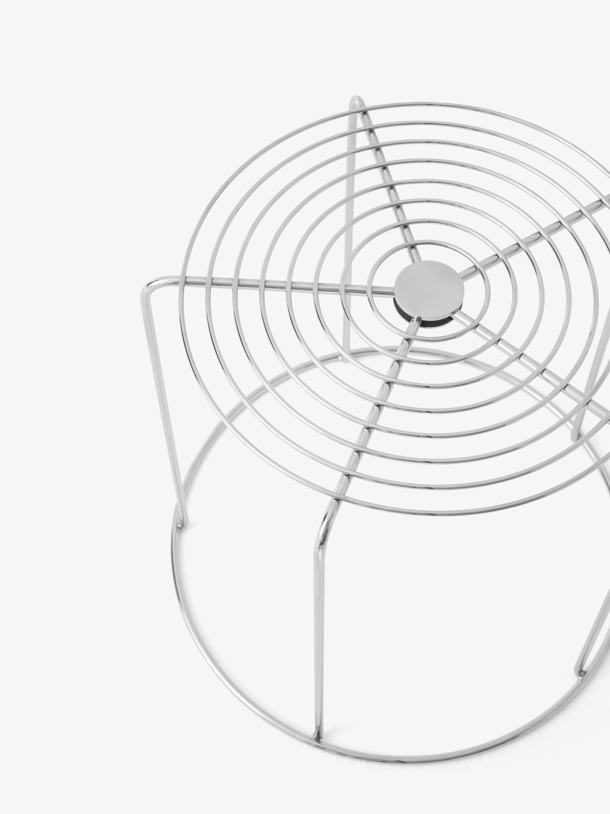 AndTradition Wire Stool VP11: Moderner Hocker/Beistelltisch aus verchromtem Stahldraht, minimalistisches Design für Wohnzimmer und Büro.