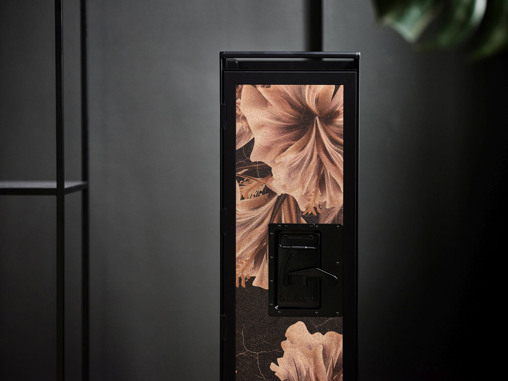 Nahaufnahme des Bordbar Flugzeugtrolleys Ayame mit Rauchglas und floralem Design.